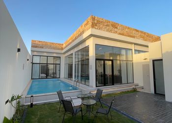 شاليه بجلسة تطل على مسبح خارجي 