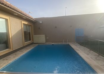 شاليه بجلسة خارجية مطلة على المسبح 