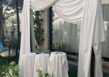 شاليه بجلسة خارجية ومسطح اخضر