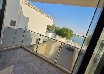 فيلا باطلاله على البحر وثلاث غرف نوم