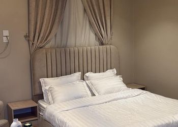 استديو بسرير ماستر وجلسة جانبية