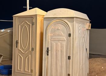 مخيم بجلسة خارجية وألعاب أطفال 