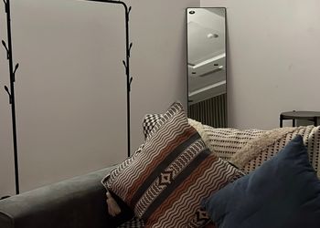 استديو بسرير ماستر وجلسة مريحة 