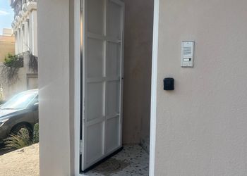 استديو بسرير ماستر وأثاث مريح 