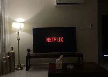 شقة بصالة انيقة وغرفة نوم