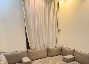 شاليه بجلسة خارجية ومسطح اخضر
