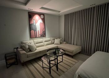 استديو بأثاث مريح وبسيط 