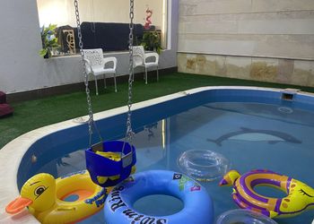 شاليه بمسطح اخضر ومسبح 