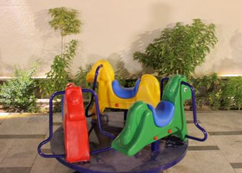 شاليه بجلسة مطلة على مسبح 