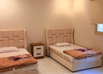 شقة بثلاث غرف نوم وصالة مريحة 