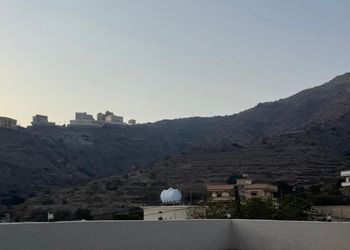 شقة بصالة وثلاث غرف نوم
