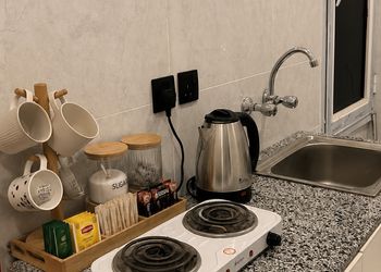 استديو بأثاث مريح وبسيط 