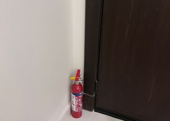 استديو بأثاث مريح وبسيط