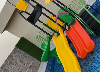 شاليه بجلسة تطل على مسبح خارجي 
