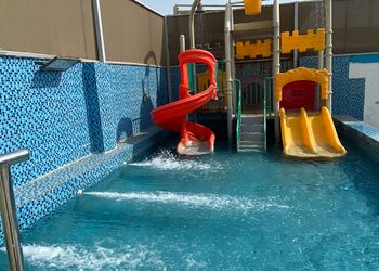 استراحة بمسطح اخضر وجلسة خارجية