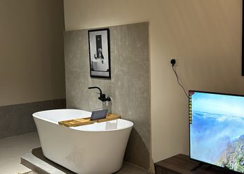 استديو بأثاث مريح وبسيط 