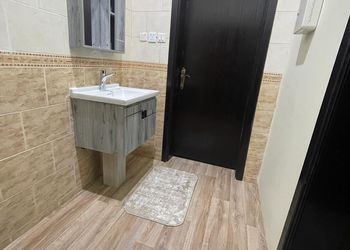شقة بصالة ومجلس وثلاث غرف نوم