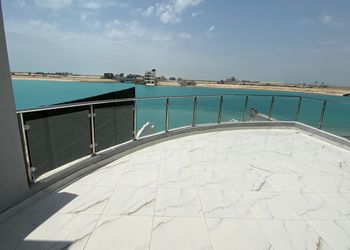 شاليه بمسبح خارجي وشاطئ خاص 
