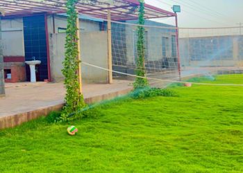 مزرعة بمسطح اخضر وجلسة خارجية 