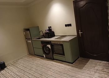 شقة بغرفة نوم وصالة مريحة 