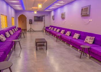 استراحة بمسطح اخضر وجلسة خارجية