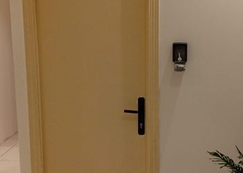 استديو بسرير ماستر وأثاث مريح 