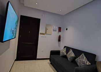 شقة بغرفة معيشة وغرفة نوم 