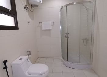 شاليه بصالة مطلة على المسبح 