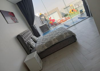 شاليه بألعاب أطفال ومسبح داخلي