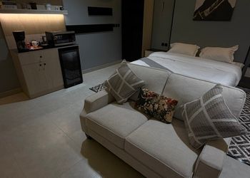 استديو بسرير ماستر وجلسة مريحة 