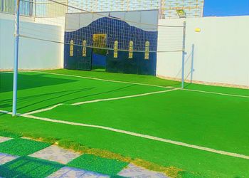 شاليه بجلسة تطل على مسبح خارجي 