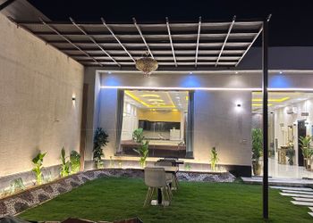 شاليه بجلسة خارجية على مسطح اخضر