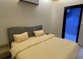 استديو بأثاث مريح وبسيط 
