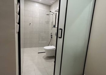 غرفة بأثاث بسيط ومريح