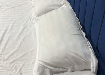 غرفة بسرير ماستر