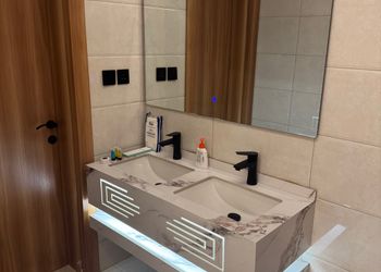 استديو بأثاث مريح وبسيط 