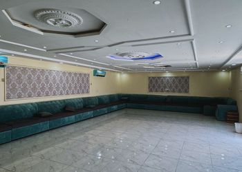 شاليه بملعب كرة طائرة ومسبح.