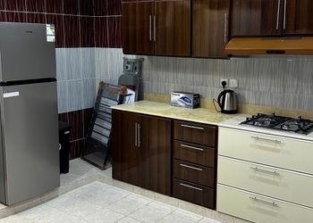 شقة بغرفتين نوم وصالة ومطبخ 