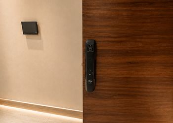 شقة بصالة أنيقة وتصميم فاخر 