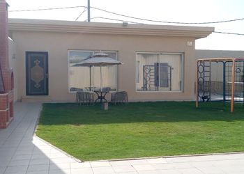 شاليه بمسطح اخضر وجلسة خارجية 