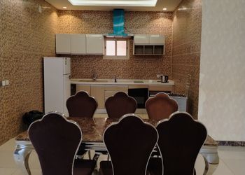 شاليه بمسطح اخضر و جلسة خارجية في الرمال