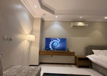 استديو أنيق بسرير ماستر وجلسة جانبية 