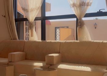 شاليه بمسطح اخضر وجلسة خارجية 