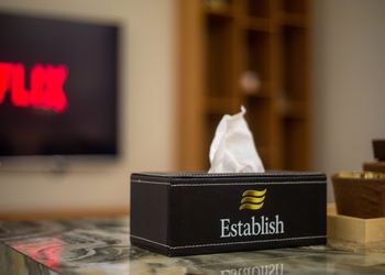 شقة بصالة أنيقة وثلاث غرف نوم 