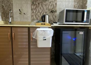 شقة هادئة بصالة أنيقة ودخول ذاتي
