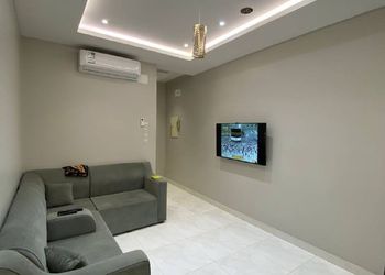 شقة بصالة وثلاث غرف نوم
