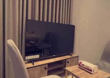 استديو بأثاث مريح وبسيط 