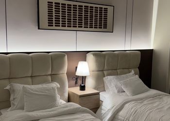شقة بصالة أنيقة وغرفتين نوم 