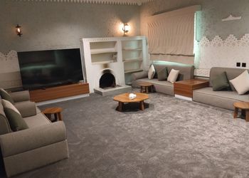 شاليه بجلسة خارجية وألعاب أطفال
