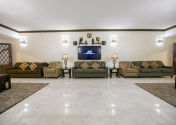 استراحة بملعب كرة قدم و مسبح